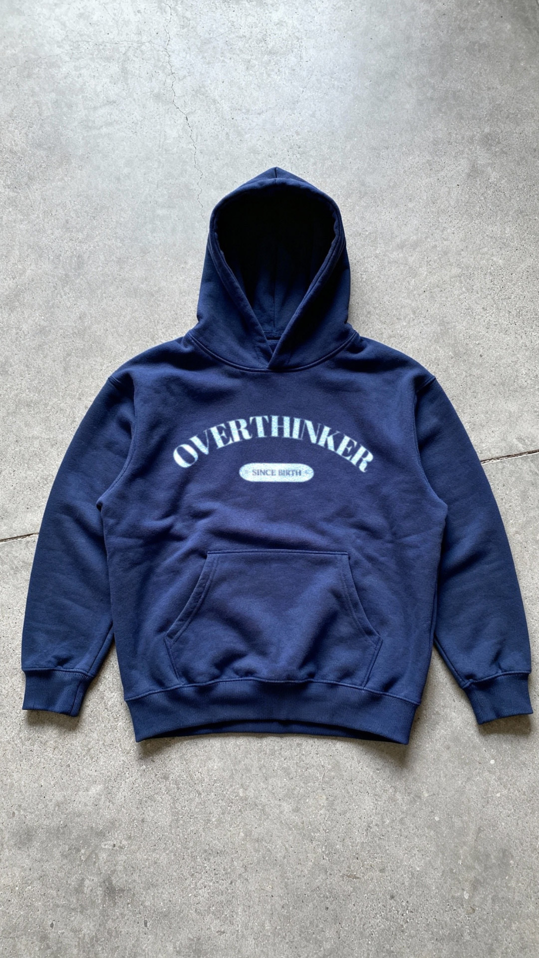 Granatowa Bluza "Overthinker"